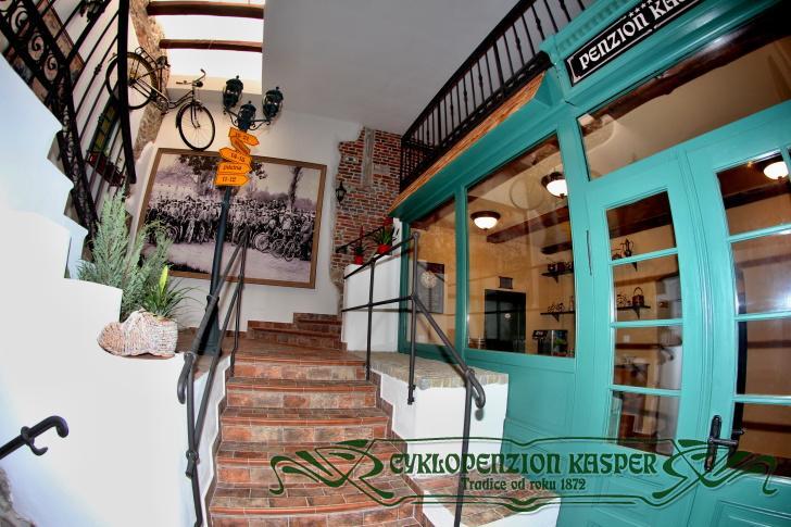 Historická kola a cyklistické detaily v interiéru penzionu